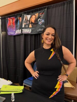 Sara Tomko Instagram - Albuquerque, you floored me with so many gifts today of affirmation, art, joy, abundance, Mango the flirty parrot and even Asta’s namesake, Asta Blu! Who survived the NICU🥹 and is already so strong.  I am so honored to be forever linked to you, sweet baby.  Thank you for a great con @abqcomcon You make me blush with love 🍭💫🌅🙏🏽✨
•••
Fit by @oxknitclothing 🌞🙏🏽