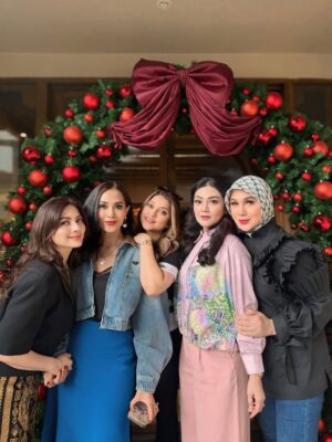 Sarah Azhari Instagram - My Beautiful Friends❤️
Alhamdulillah kembali bersilaturahmi, Berkumpul Bersama teman2 ku yg selalu manis2 luar dlm sepanjang Masa😍🤗
•
Thank you For Today❤️
#masyallahtabarakallah
