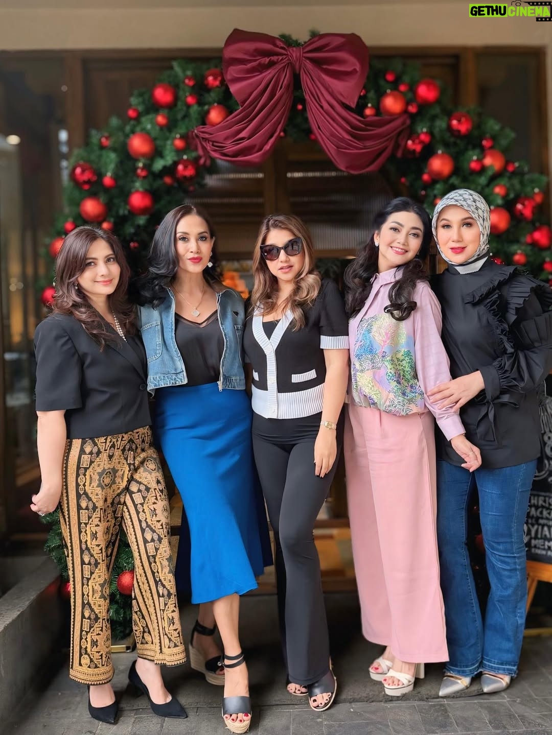 Sarah Azhari - 10.2K Likes - My Beautiful Friends❤️
Alhamdulillah kembali bersilaturahmi, Berkumpul Bersama teman2 ku yg selalu manis2 luar dlm sepanjang Masa😍🤗
•
Thank you For Today❤️
#masyallahtabarakallah