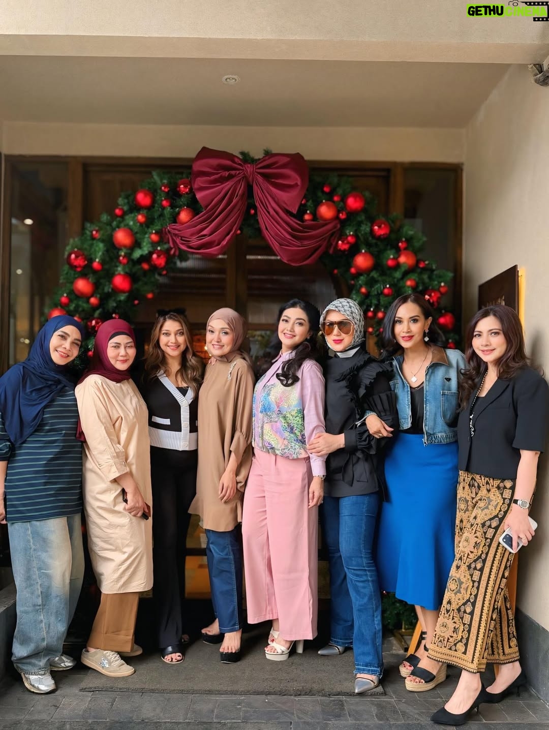 Sarah Azhari - 10.2K Likes - My Beautiful Friends❤️
Alhamdulillah kembali bersilaturahmi, Berkumpul Bersama teman2 ku yg selalu manis2 luar dlm sepanjang Masa😍🤗
•
Thank you For Today❤️
#masyallahtabarakallah