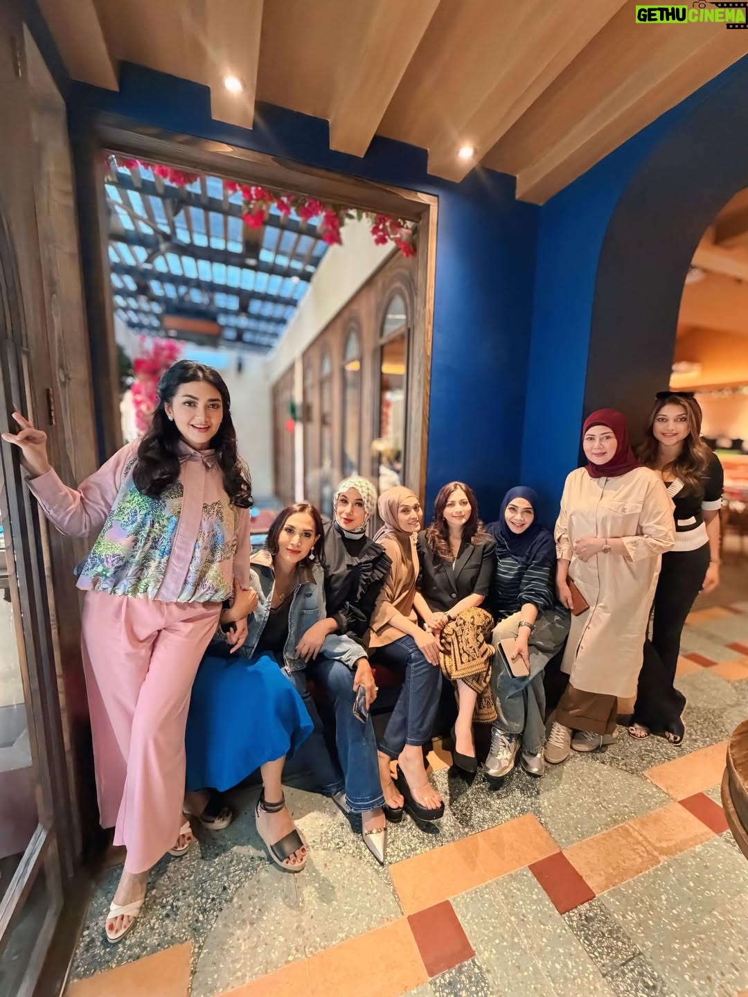 Sarah Azhari - 10.2K Likes - My Beautiful Friends❤️
Alhamdulillah kembali bersilaturahmi, Berkumpul Bersama teman2 ku yg selalu manis2 luar dlm sepanjang Masa😍🤗
•
Thank you For Today❤️
#masyallahtabarakallah