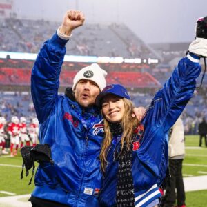 Sarah Roemer Instagram - Our last time on the field at Highmark stadium. ❤️💙 
It was rainy one! Happy my sister in law & brother in law could make it! @chadmichaelmurray @buffalobills #billsmafia @sv_murray @sir_steve_kim