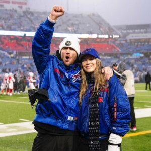 Sarah Roemer Instagram - Our last time on the field at Highmark stadium. ❤️💙 
It was rainy one! Happy my sister in law & brother in law could make it! @chadmichaelmurray @buffalobills #billsmafia @sv_murray @sir_steve_kim