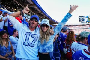 Sarah Roemer Instagram - GO BILLS!!!! ♥️💙♥️💙🦬 

@chadmichaelmurray
@buffalobills #billsmafia