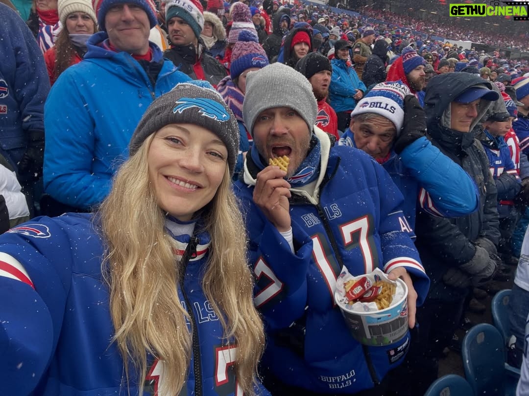 Sarah Roemer - 9.5K Likes - Made it home just in time for the Bills game Sunday! What a GAME !! Go Bills!!! ♥️💙♥️💙
@chadmichaelmurray