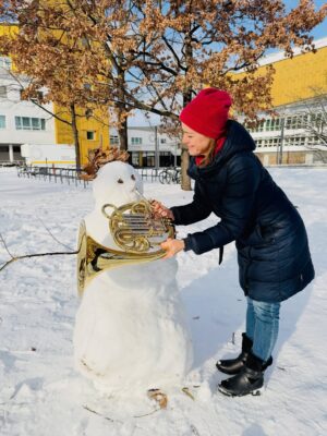 Sarah Willis Instagram - Happy 2026 from Berlin! ⛄️📯