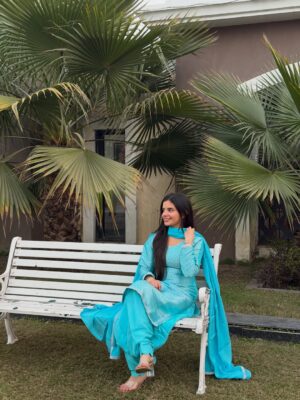 Sargun Sekhon Instagram - Je tu naal mere challeā¦.š
.
.
.
.
.
.
.
#photooftheday #trending #punjabisuit #suitday #explore