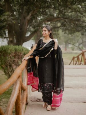 Sargun Sekhon Instagram - šš
š· @weddingshadesandstories
.
.
.
.
.
.
#photo #instamood #punjab #punjabian #punjabisongs #trending #suit #blacksuit #explore #love