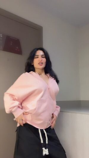 Sassy Poonam Instagram - Pallu ke niche chhupa ke rkha hai!!
