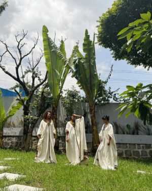 Sayat Demissie Instagram - ማእዶት!
እዳችንን በሞትህ ከፍለህ በምህረትህ ከቀን ቀን ከፈሲካህ ወደ ፋሲካህ የምታሸጋግረን ሆይ ክብርህ ይስፋ ፀጋህ አይጎደል ::
.
.
በእስር ሆነው ቀናቸውን ለሚቆጥሩ: ታመው ድህነትን ለሚለምኑ; በስደት ሆነው ቅያቸውን ለሚናፍቁ ; እውነት እና አገርን ብለው በዱር በገደሉ ለሚታገሉ: ሀቅን ይዘው ወገናቸውን ለሚያገለግሉ ....
.
.
የሀገሬ ልጆች ሁሉ አንተ ያልከው በጎ ቀን እስኪደርስ እንፀና እንበረታ ዘንድ መዳሀኒት በሆነው የፍቅርህ ጥበብ ጎብኘን. . እንኳን ለጌታችን ለመዳኒታችን ለእየሱስ ክርስቶስ የትንሳኤ በአል በሰላምና በጤና አደረሰን ከቤተሰቤ ለቤተሰቦቼ ::
.
.
@_tsehayemehari 🙏👗
@mesi_buza2 📸💕
