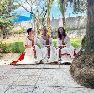 Sayat Demissie Instagram - ያመት ሰው ይበለን።
.
.
.
.
.
ስለኔ ነዉና
በመንገድህ በፈቅር ብቻ እሰከምትጠራኝ ለመፀናት አልሰለችም፣
እፊትህም በቆምኩም ግዜ ከህግ፣ ከነገር፣ ከልክነት ከአለም በላይ ሁሉ የሆነዉን ፈቅርህን ብቻ
ዋሰ አደርጋለሁ።
እንኳን ለመዳህኒታችን ለእየሱስ ክርሰቶሰ የልደት በአል በሰላም አደረሰን። ከቤተሰቤ ለቤተሰቦቼ ከፈጠረኝ በታች ይሄንን በአል በሰላም አልፍ ዘንድ ሰለተከፈለልኝና የሚከፈልልኝ መሰዋትነትም አልዘነጋም።
@betydemiss @hannad_marren 👠🩴👡
.
.
.
.
@tsehaye_mehari 🙏👯♀️👗Happy #ethiopian #christmas #family #ethiopian #habesha #love #instagram #happyfamily