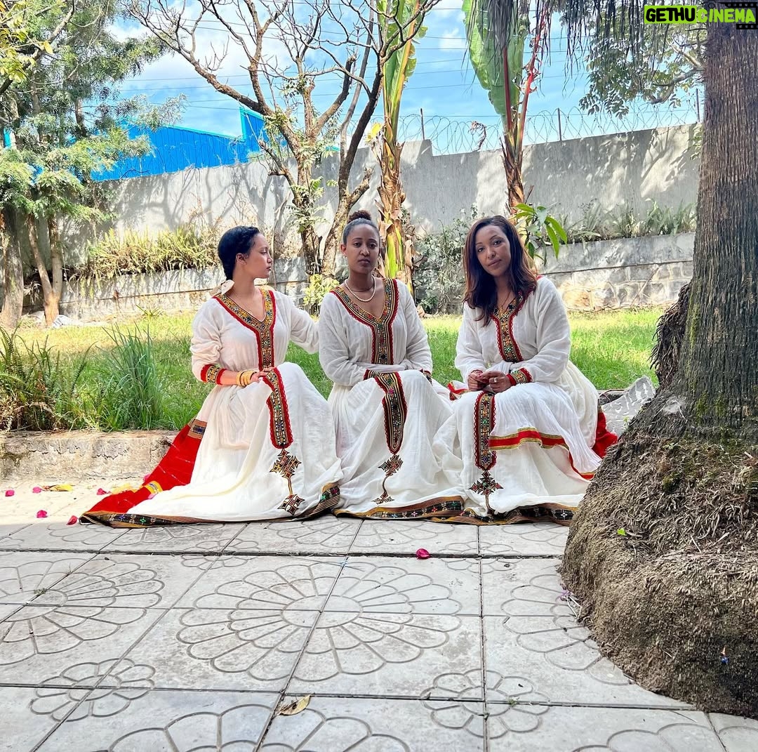 Sayat Demissie - 26.2K Likes - ያመት ሰው ይበለን።
.
.
.
.
.
ስለኔ ነዉና 

 በመንገድህ በፈቅር  ብቻ እሰከምትጠራኝ ለመፀናት አልሰለችም፣ 

እፊትህም በቆምኩም ግዜ ከህግ፣ ከነገር፣ ከልክነት  ከአለም በላይ ሁሉ የሆነዉን ፈቅርህን ብቻ 
ዋሰ አደርጋለሁ።

እንኳን ለመዳህኒታችን ለእየሱስ ክርሰቶሰ የልደት በአል በሰላም አደረሰን። ከቤተሰቤ ለቤተሰቦቼ ከፈጠረኝ በታች ይሄንን በአል በሰላም አልፍ ዘንድ ሰለተከፈለልኝና የሚከፈልልኝ መሰዋትነትም አልዘነጋም።
@betydemiss @hannad_marren 👠🩴👡
.
.
.
.
@tsehaye_mehari 🙏👯‍♀️👗Happy #ethiopian #christmas #family #ethiopian #habesha #love #instagram #happyfamily
