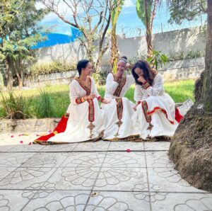 Sayat Demissie Instagram - ያመት ሰው ይበለን።
.
.
.
.
.
ስለኔ ነዉና
በመንገድህ በፈቅር ብቻ እሰከምትጠራኝ ለመፀናት አልሰለችም፣
እፊትህም በቆምኩም ግዜ ከህግ፣ ከነገር፣ ከልክነት ከአለም በላይ ሁሉ የሆነዉን ፈቅርህን ብቻ
ዋሰ አደርጋለሁ።
እንኳን ለመዳህኒታችን ለእየሱስ ክርሰቶሰ የልደት በአል በሰላም አደረሰን። ከቤተሰቤ ለቤተሰቦቼ ከፈጠረኝ በታች ይሄንን በአል በሰላም አልፍ ዘንድ ሰለተከፈለልኝና የሚከፈልልኝ መሰዋትነትም አልዘነጋም።
@betydemiss @hannad_marren 👠🩴👡
.
.
.
.
@tsehaye_mehari 🙏👯♀️👗Happy #ethiopian #christmas #family #ethiopian #habesha #love #instagram #happyfamily