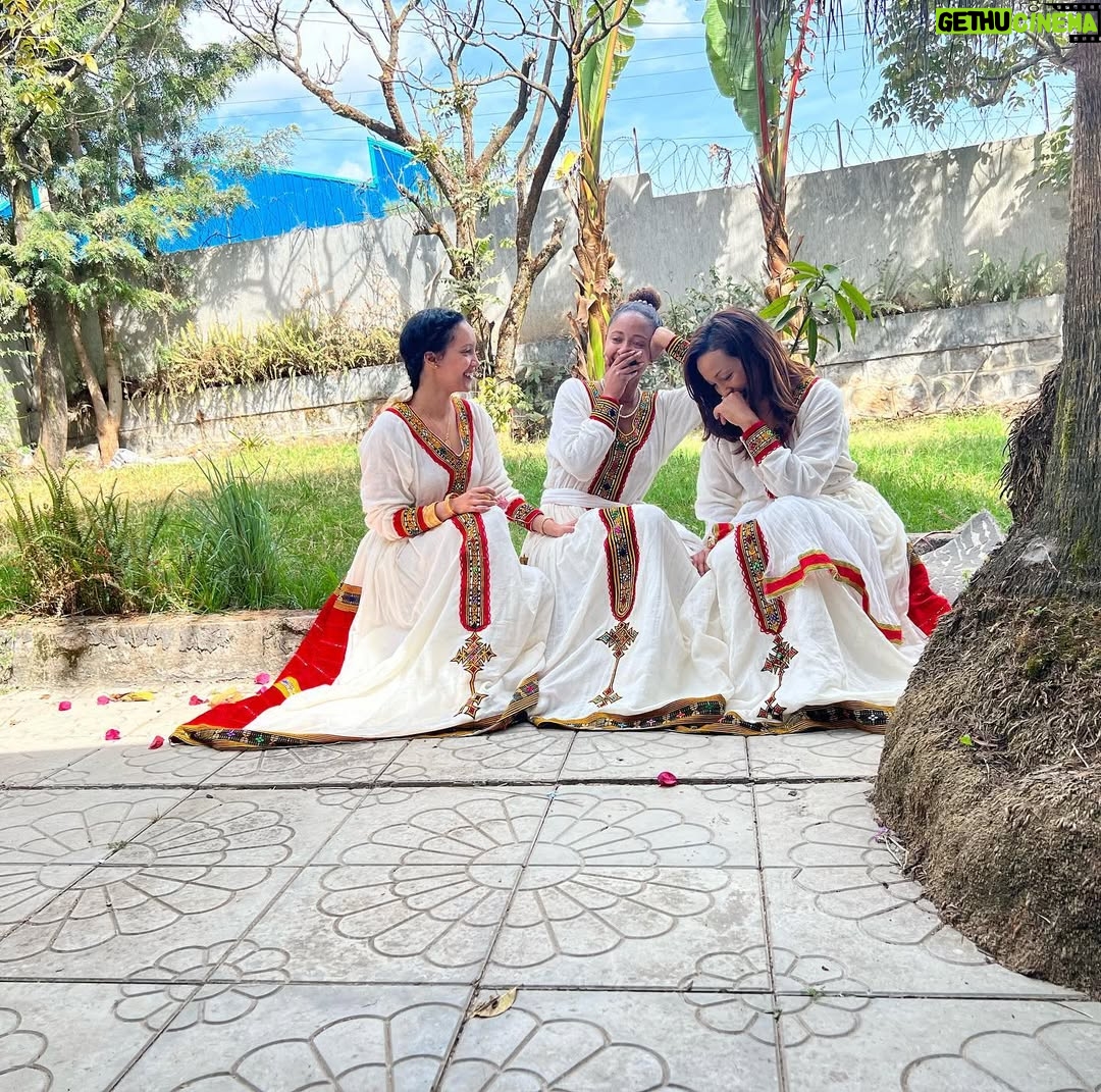 Sayat Demissie - 26.2K Likes - ያመት ሰው ይበለን።
.
.
.
.
.
ስለኔ ነዉና 

 በመንገድህ በፈቅር  ብቻ እሰከምትጠራኝ ለመፀናት አልሰለችም፣ 

እፊትህም በቆምኩም ግዜ ከህግ፣ ከነገር፣ ከልክነት  ከአለም በላይ ሁሉ የሆነዉን ፈቅርህን ብቻ 
ዋሰ አደርጋለሁ።

እንኳን ለመዳህኒታችን ለእየሱስ ክርሰቶሰ የልደት በአል በሰላም አደረሰን። ከቤተሰቤ ለቤተሰቦቼ ከፈጠረኝ በታች ይሄንን በአል በሰላም አልፍ ዘንድ ሰለተከፈለልኝና የሚከፈልልኝ መሰዋትነትም አልዘነጋም።
@betydemiss @hannad_marren 👠🩴👡
.
.
.
.
@tsehaye_mehari 🙏👯‍♀️👗Happy #ethiopian #christmas #family #ethiopian #habesha #love #instagram #happyfamily
