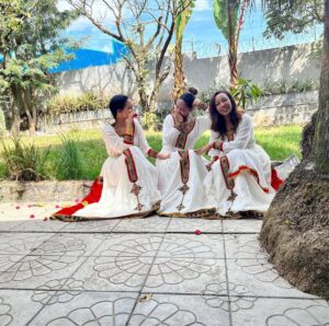 Sayat Demissie Instagram - ያመት ሰው ይበለን።
.
.
.
.
.
ስለኔ ነዉና
በመንገድህ በፈቅር ብቻ እሰከምትጠራኝ ለመፀናት አልሰለችም፣
እፊትህም በቆምኩም ግዜ ከህግ፣ ከነገር፣ ከልክነት ከአለም በላይ ሁሉ የሆነዉን ፈቅርህን ብቻ
ዋሰ አደርጋለሁ።
እንኳን ለመዳህኒታችን ለእየሱስ ክርሰቶሰ የልደት በአል በሰላም አደረሰን። ከቤተሰቤ ለቤተሰቦቼ ከፈጠረኝ በታች ይሄንን በአል በሰላም አልፍ ዘንድ ሰለተከፈለልኝና የሚከፈልልኝ መሰዋትነትም አልዘነጋም።
@betydemiss @hannad_marren 👠🩴👡
.
.
.
.
@tsehaye_mehari 🙏👯♀️👗Happy #ethiopian #christmas #family #ethiopian #habesha #love #instagram #happyfamily