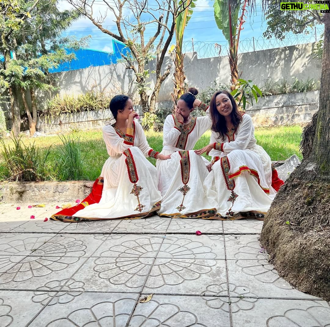Sayat Demissie - 26.2K Likes - ያመት ሰው ይበለን።
.
.
.
.
.
ስለኔ ነዉና 

 በመንገድህ በፈቅር  ብቻ እሰከምትጠራኝ ለመፀናት አልሰለችም፣ 

እፊትህም በቆምኩም ግዜ ከህግ፣ ከነገር፣ ከልክነት  ከአለም በላይ ሁሉ የሆነዉን ፈቅርህን ብቻ 
ዋሰ አደርጋለሁ።

እንኳን ለመዳህኒታችን ለእየሱስ ክርሰቶሰ የልደት በአል በሰላም አደረሰን። ከቤተሰቤ ለቤተሰቦቼ ከፈጠረኝ በታች ይሄንን በአል በሰላም አልፍ ዘንድ ሰለተከፈለልኝና የሚከፈልልኝ መሰዋትነትም አልዘነጋም።
@betydemiss @hannad_marren 👠🩴👡
.
.
.
.
@tsehaye_mehari 🙏👯‍♀️👗Happy #ethiopian #christmas #family #ethiopian #habesha #love #instagram #happyfamily