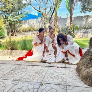 Sayat Demissie Instagram - ያመት ሰው ይበለን።
.
.
.
.
.
ስለኔ ነዉና
በመንገድህ በፈቅር ብቻ እሰከምትጠራኝ ለመፀናት አልሰለችም፣
እፊትህም በቆምኩም ግዜ ከህግ፣ ከነገር፣ ከልክነት ከአለም በላይ ሁሉ የሆነዉን ፈቅርህን ብቻ
ዋሰ አደርጋለሁ።
እንኳን ለመዳህኒታችን ለእየሱስ ክርሰቶሰ የልደት በአል በሰላም አደረሰን። ከቤተሰቤ ለቤተሰቦቼ ከፈጠረኝ በታች ይሄንን በአል በሰላም አልፍ ዘንድ ሰለተከፈለልኝና የሚከፈልልኝ መሰዋትነትም አልዘነጋም።
@betydemiss @hannad_marren 👠🩴👡
.
.
.
.
@tsehaye_mehari 🙏👯♀️👗Happy #ethiopian #christmas #family #ethiopian #habesha #love #instagram #happyfamily
