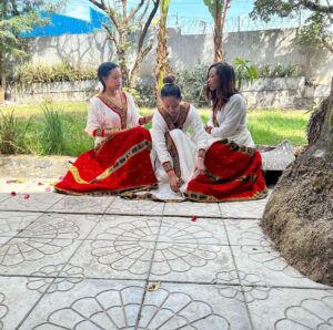 Sayat Demissie Instagram - ያመት ሰው ይበለን።
.
.
.
.
.
ስለኔ ነዉና
በመንገድህ በፈቅር ብቻ እሰከምትጠራኝ ለመፀናት አልሰለችም፣
እፊትህም በቆምኩም ግዜ ከህግ፣ ከነገር፣ ከልክነት ከአለም በላይ ሁሉ የሆነዉን ፈቅርህን ብቻ
ዋሰ አደርጋለሁ።
እንኳን ለመዳህኒታችን ለእየሱስ ክርሰቶሰ የልደት በአል በሰላም አደረሰን። ከቤተሰቤ ለቤተሰቦቼ ከፈጠረኝ በታች ይሄንን በአል በሰላም አልፍ ዘንድ ሰለተከፈለልኝና የሚከፈልልኝ መሰዋትነትም አልዘነጋም።
@betydemiss @hannad_marren 👠🩴👡
.
.
.
.
@tsehaye_mehari 🙏👯♀️👗Happy #ethiopian #christmas #family #ethiopian #habesha #love #instagram #happyfamily