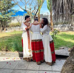 Sayat Demissie Instagram - ያመት ሰው ይበለን።
.
.
.
.
.
ስለኔ ነዉና
በመንገድህ በፈቅር ብቻ እሰከምትጠራኝ ለመፀናት አልሰለችም፣
እፊትህም በቆምኩም ግዜ ከህግ፣ ከነገር፣ ከልክነት ከአለም በላይ ሁሉ የሆነዉን ፈቅርህን ብቻ
ዋሰ አደርጋለሁ።
እንኳን ለመዳህኒታችን ለእየሱስ ክርሰቶሰ የልደት በአል በሰላም አደረሰን። ከቤተሰቤ ለቤተሰቦቼ ከፈጠረኝ በታች ይሄንን በአል በሰላም አልፍ ዘንድ ሰለተከፈለልኝና የሚከፈልልኝ መሰዋትነትም አልዘነጋም።
@betydemiss @hannad_marren 👠🩴👡
.
.
.
.
@tsehaye_mehari 🙏👯♀️👗Happy #ethiopian #christmas #family #ethiopian #habesha #love #instagram #happyfamily