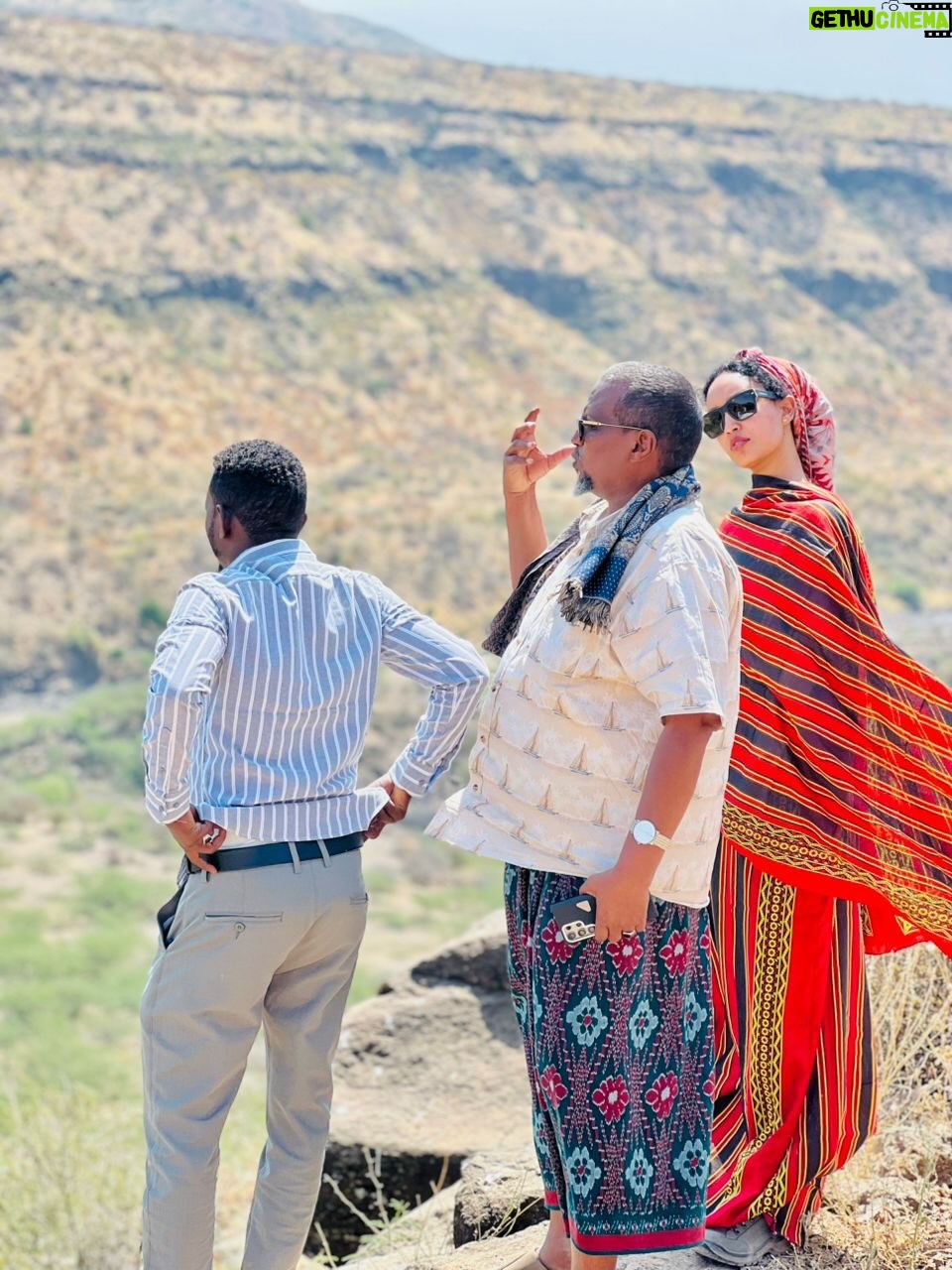 Sayat Demissie - 17K Likes - ግዜአችሁን ሰውታችሁ ሀሳባችሁን ላሰፈራችሁ: ለደወላችሁ: ላገኛችሁኝ ብቻ ባላችሁበት ምርኩዝ ለሆናችሁኝ ሁሉ አመሰግናለሁ:: 
.
እንዲ ፍቅራችሁ እምነታችሁ አክብሮታችሁ እሚታደለኝ ሰው ሁኜ እስካመሻሼ /እስከነሻሼ/ እዘልቅ ዘንድ እግዚአብሄር  ይሹመኝ::
.
.

❤️አፋር❤️

#sarepublic #ሻሼ #ሻሼሪፐብሊካን
