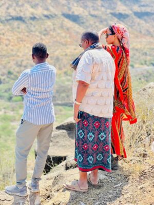 Sayat Demissie Instagram - ግዜአችሁን ሰውታችሁ ሀሳባችሁን ላሰፈራችሁ: ለደወላችሁ: ላገኛችሁኝ ብቻ ባላችሁበት ምርኩዝ ለሆናችሁኝ ሁሉ አመሰግናለሁ::
.
እንዲ ፍቅራችሁ እምነታችሁ አክብሮታችሁ እሚታደለኝ ሰው ሁኜ እስካመሻሼ /እስከነሻሼ/ እዘልቅ ዘንድ እግዚአብሄር ይሹመኝ::
.
.
❤️አፋር❤️
#sarepublic #ሻሼ #ሻሼሪፐብሊካን