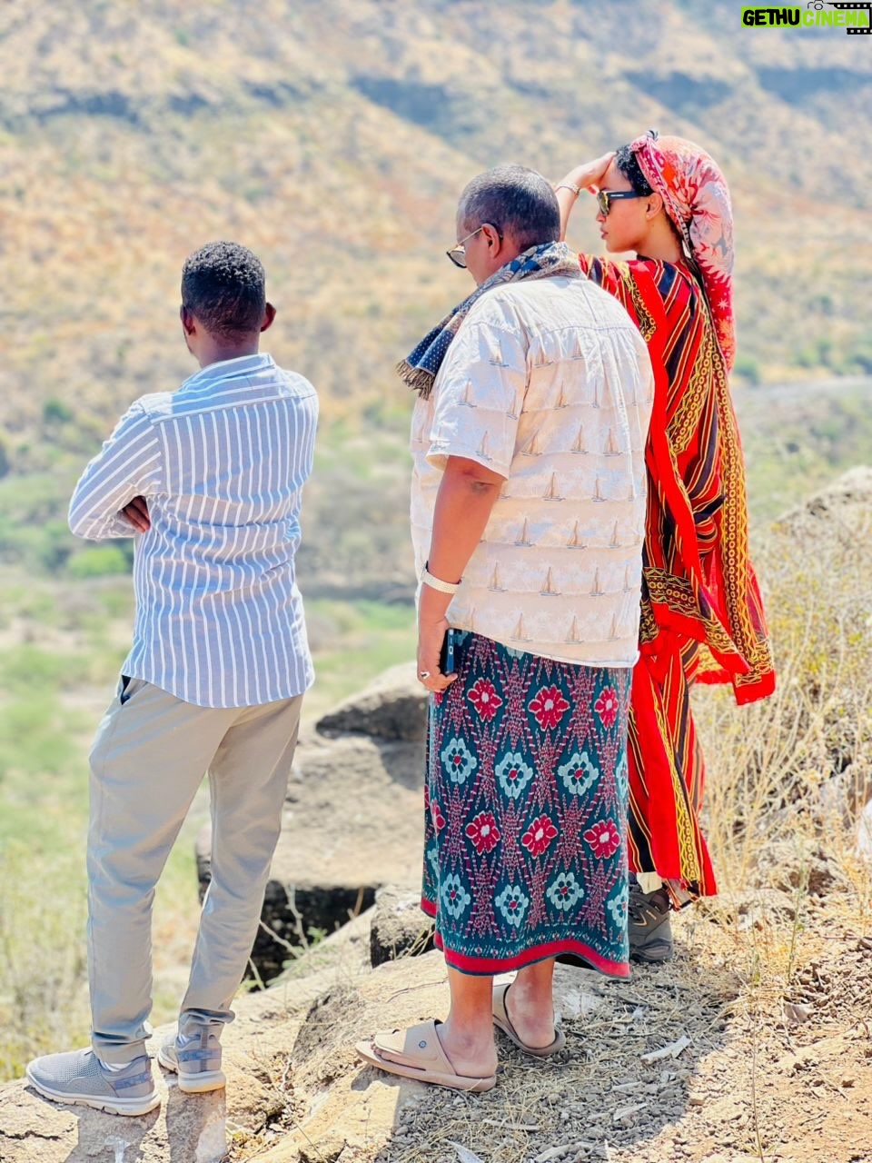Sayat Demissie - 17K Likes - ግዜአችሁን ሰውታችሁ ሀሳባችሁን ላሰፈራችሁ: ለደወላችሁ: ላገኛችሁኝ ብቻ ባላችሁበት ምርኩዝ ለሆናችሁኝ ሁሉ አመሰግናለሁ:: 
.
እንዲ ፍቅራችሁ እምነታችሁ አክብሮታችሁ እሚታደለኝ ሰው ሁኜ እስካመሻሼ /እስከነሻሼ/ እዘልቅ ዘንድ እግዚአብሄር  ይሹመኝ::
.
.

❤️አፋር❤️

#sarepublic #ሻሼ #ሻሼሪፐብሊካን