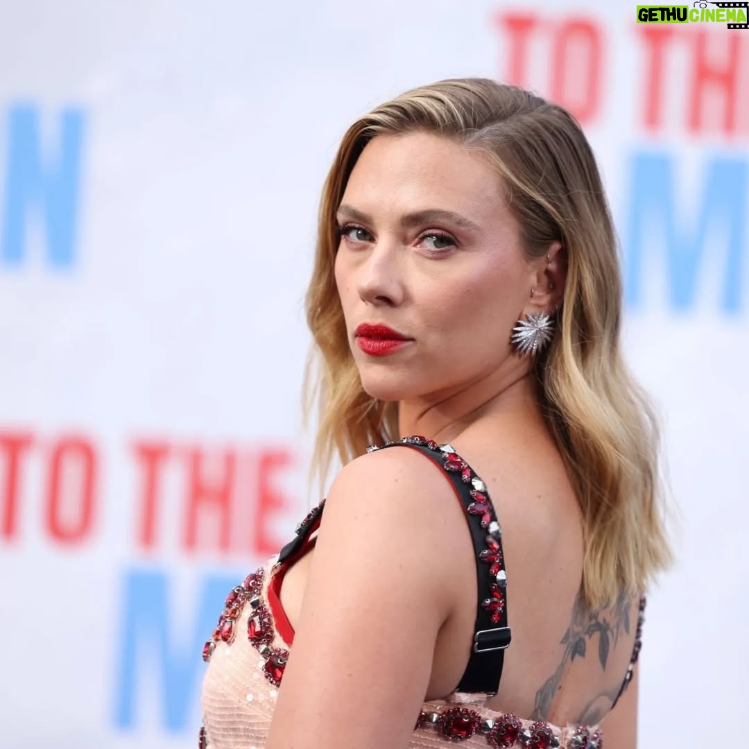 Scarlett Johansson - 17.6K Likes - New 😍Scarlett at the premiere of @flymetothemoon in Berlin
#scarlettjohansson #BlackWidow#avengersendgame #thestartofyou#theoutset#skincare#makeup #moon #berlin #germany
