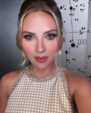 Scarlett Johansson Instagram - Wow😍😍
#scarlettjohansson#BlackWidow #avengersendgame#thestartofyou#theoutset #skincare #FlyMeToTheMoon #moon