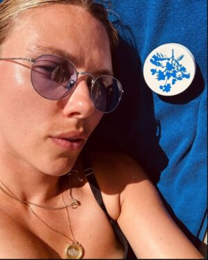 Scarlett Johansson Instagram - New😍😍😍Scarlett via @theoutset
#scarlettjohansson #thestartofyou#theoutset #skincare#makeup #sephora