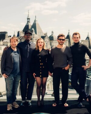Scarlett Johansson Instagram - The cast of Jurassic World Rebirth has arrived in London! 🇬🇧
#scarlettjohansson #jurassicpark #JurassicWorldRebirth