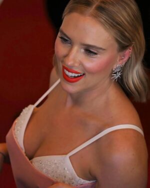 Scarlett Johansson Instagram - ❤️✨#scarlettjohansson #BlackWidow#avengersendgame #thestartofyou#theoutset#skincare#makeup