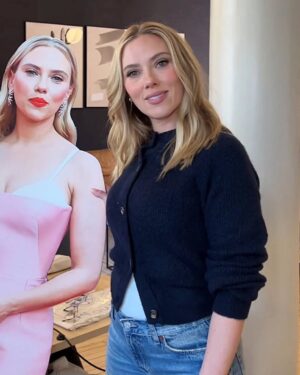 Scarlett Johansson Instagram - Scarlett with Scarlett 😍😍😂
Via @theoutset
#scarlettjohansson #thestartofyou#theoutset#skincare#makeup