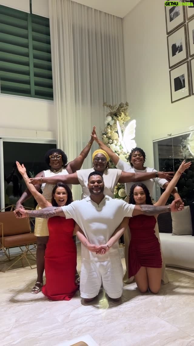 Scheila Carvalho - 151.2K Likes - Familia passando pra desejar um Feliz Natal.🎄🎅❤️ Deus abençoe cada um de vcs. 🫶🏼