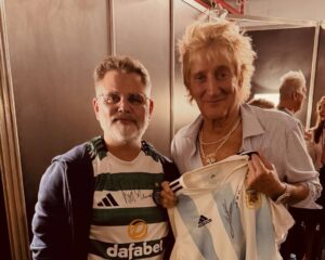 Sebastián De Caro Instagram - Gracias @merynolt me puse esa casaca del Celtic hoy y el día que fui a buscarlo al hotel a ver si podía verlo. Quizo por motus propio firmarla. Nunca más será usada, será cuadro.
#rodstewart leyenda… #rodstewartfanatic #rodstewartfans