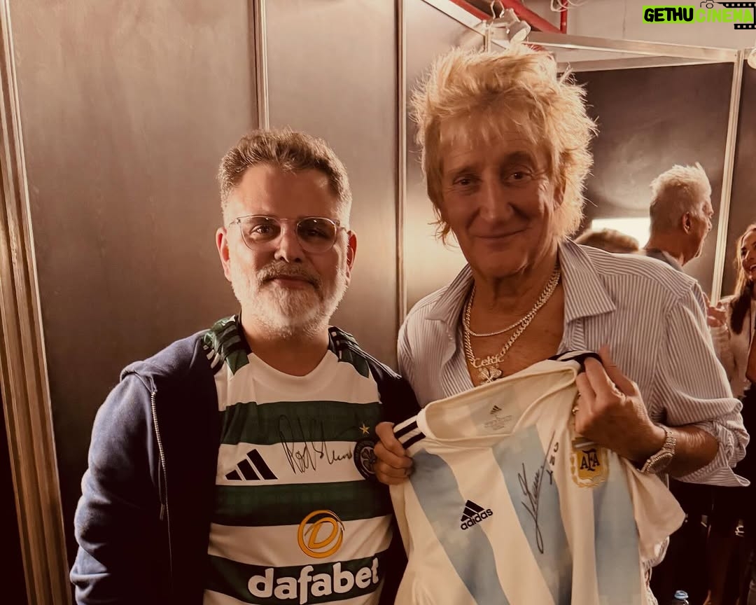 Sebastián De Caro - 5K Likes - Gracias @merynolt me puse esa casaca del Celtic hoy y el día que fui a buscarlo al hotel a ver si podía verlo. Quizo por motus propio firmarla. Nunca más será usada, será cuadro.
#rodstewart leyenda… #rodstewartfanatic #rodstewartfans