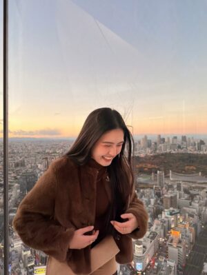 Sela Guia Instagram - Merry Christmas everyone!!!🎄❤️🧸 throwback to Shibuya Sky vs me and my hair haha! 🤭 lots of Christmas love to you all!
