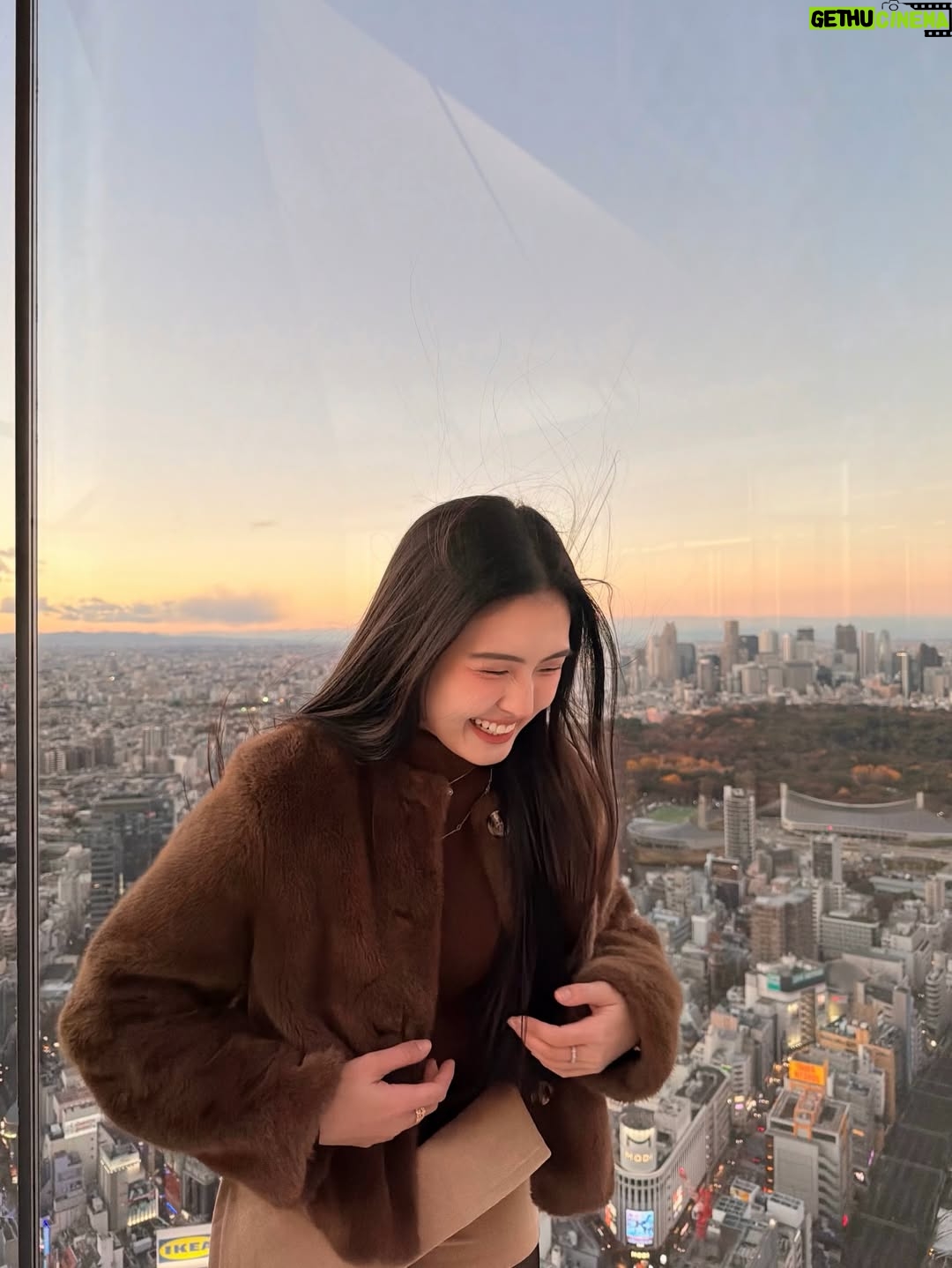 Sela Guia - 5K Likes - Merry Christmas everyone!!!🎄❤️🧸 throwback to Shibuya Sky vs me and my hair haha! 🤭 lots of Christmas love to you all!
