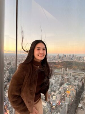 Sela Guia Instagram - Merry Christmas everyone!!!🎄❤️🧸 throwback to Shibuya Sky vs me and my hair haha! 🤭 lots of Christmas love to you all!