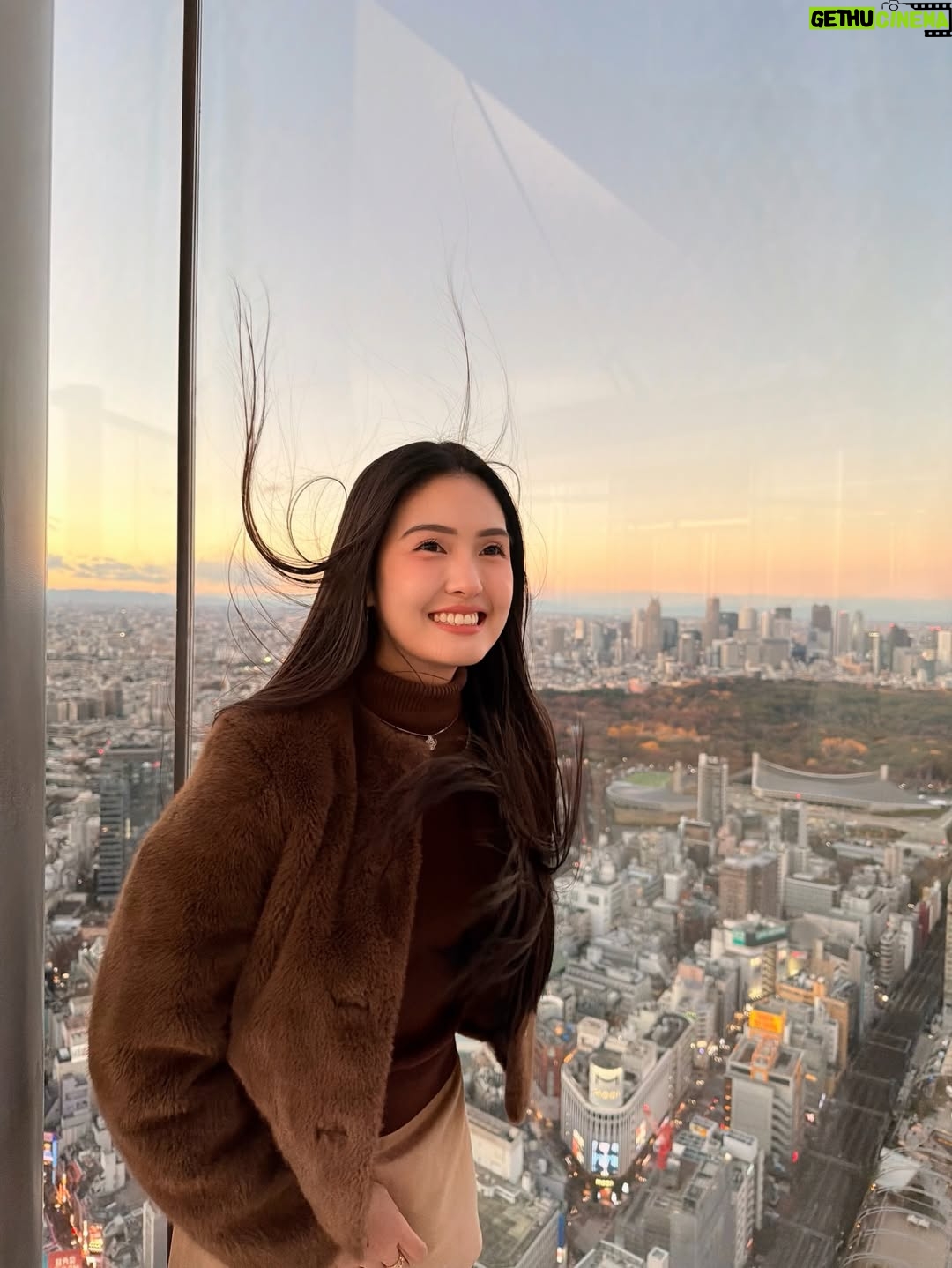 Sela Guia - 5K Likes - Merry Christmas everyone!!!🎄❤️🧸 throwback to Shibuya Sky vs me and my hair haha! 🤭 lots of Christmas love to you all!