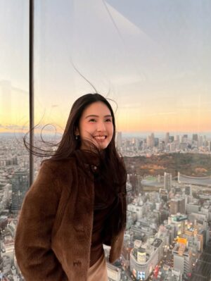 Sela Guia Instagram - Merry Christmas everyone!!!🎄❤️🧸 throwback to Shibuya Sky vs me and my hair haha! 🤭 lots of Christmas love to you all!