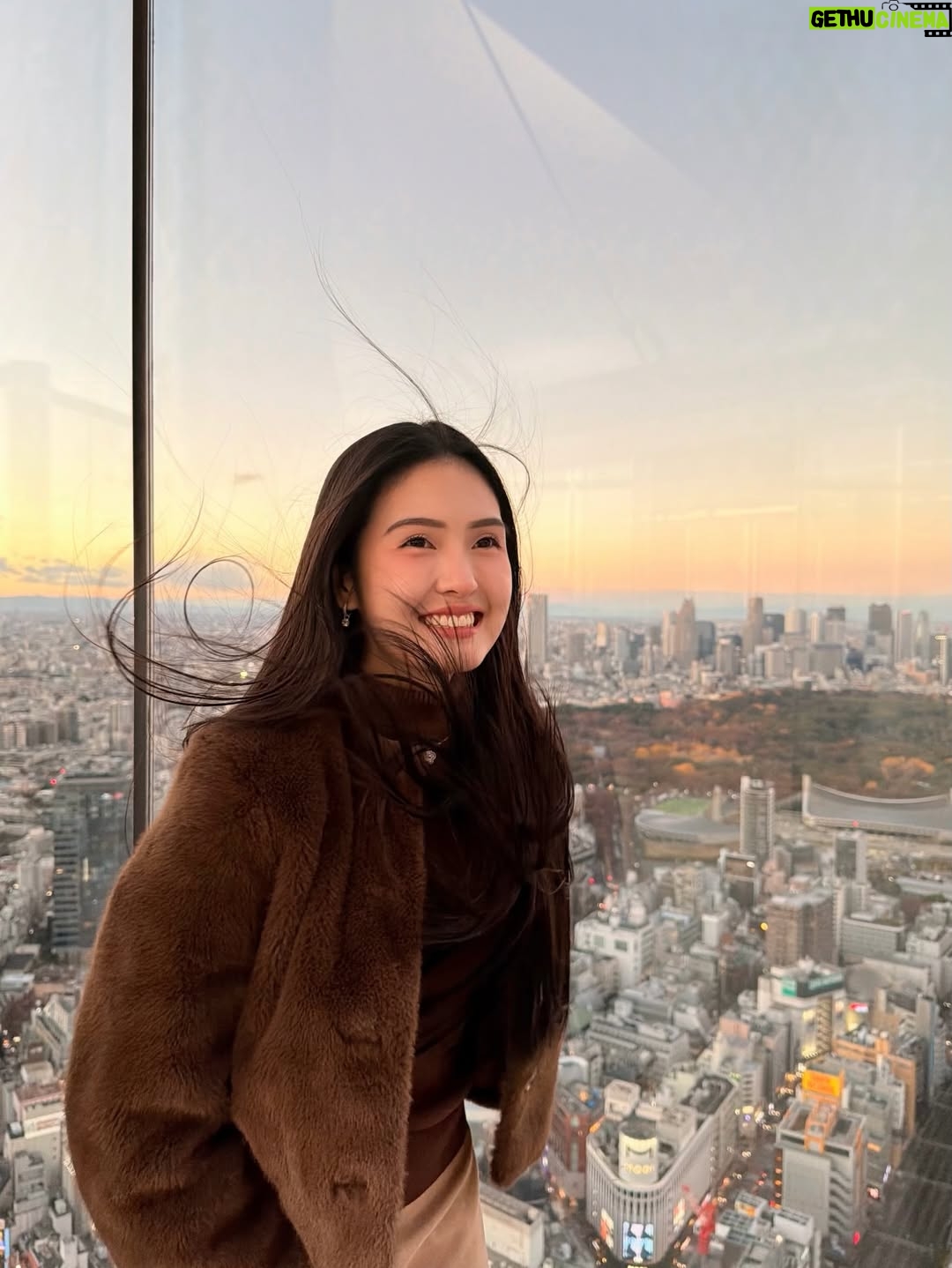 Sela Guia - 5K Likes - Merry Christmas everyone!!!🎄❤️🧸 throwback to Shibuya Sky vs me and my hair haha! 🤭 lots of Christmas love to you all!