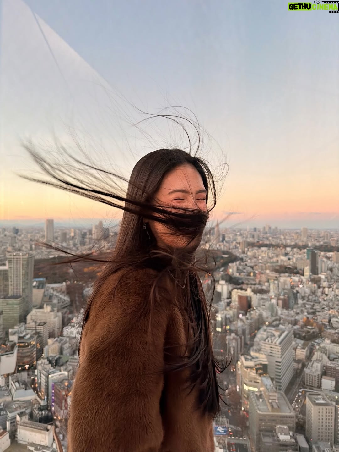 Sela Guia - 5K Likes - Merry Christmas everyone!!!🎄❤️🧸 throwback to Shibuya Sky vs me and my hair haha! 🤭 lots of Christmas love to you all!