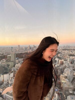 Sela Guia Instagram - Merry Christmas everyone!!!🎄❤️🧸 throwback to Shibuya Sky vs me and my hair haha! 🤭 lots of Christmas love to you all!
