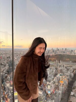 Sela Guia Instagram - Merry Christmas everyone!!!🎄❤️🧸 throwback to Shibuya Sky vs me and my hair haha! 🤭 lots of Christmas love to you all!