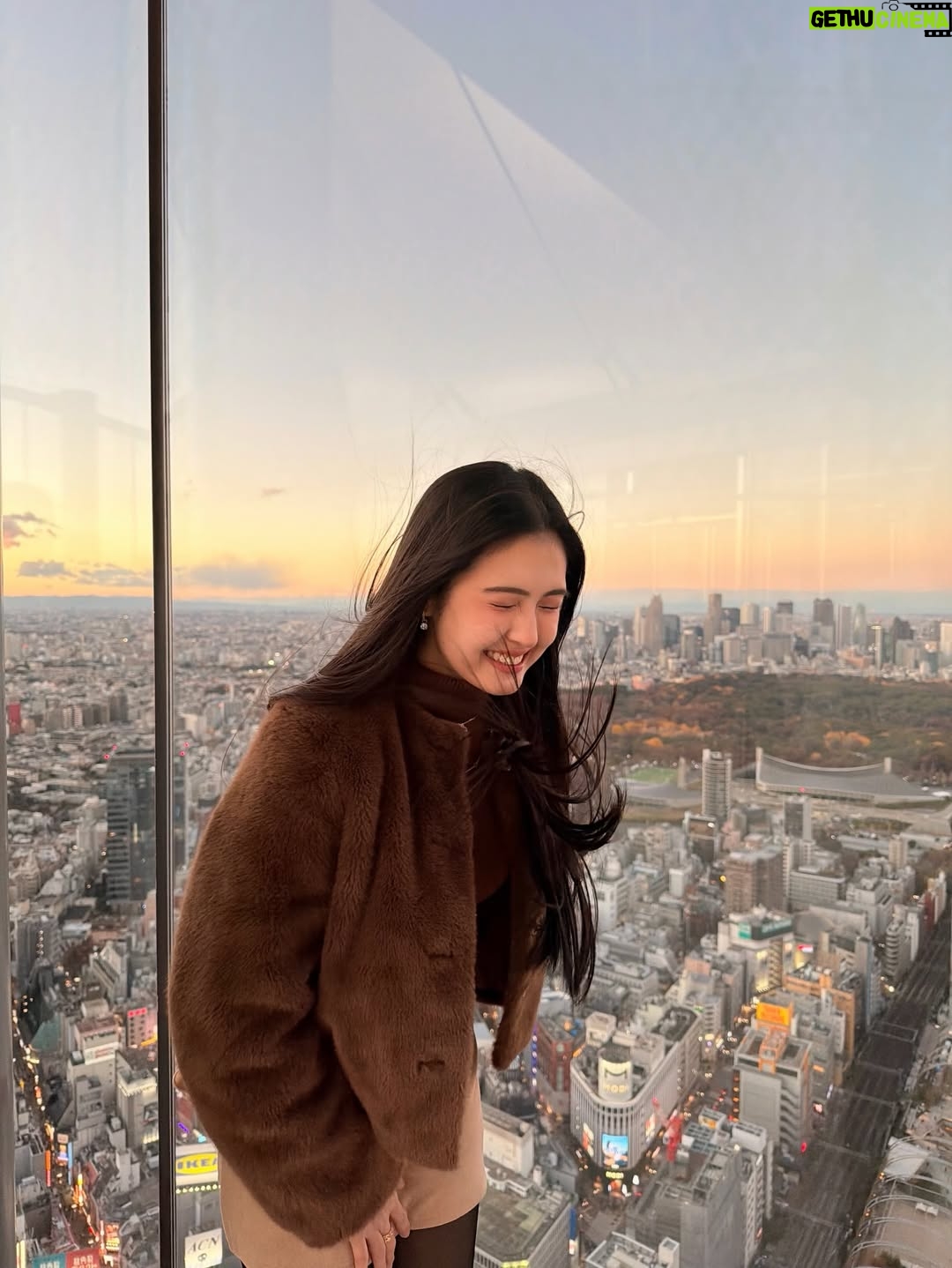 Sela Guia - 5K Likes - Merry Christmas everyone!!!🎄❤️🧸 throwback to Shibuya Sky vs me and my hair haha! 🤭 lots of Christmas love to you all!