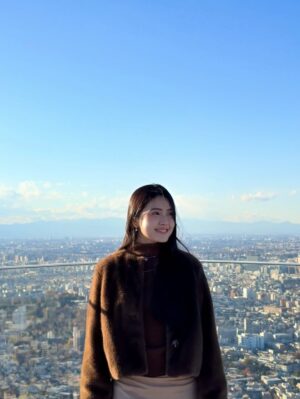 Sela Guia Instagram - Merry Christmas everyone!!!🎄❤️🧸 throwback to Shibuya Sky vs me and my hair haha! 🤭 lots of Christmas love to you all!