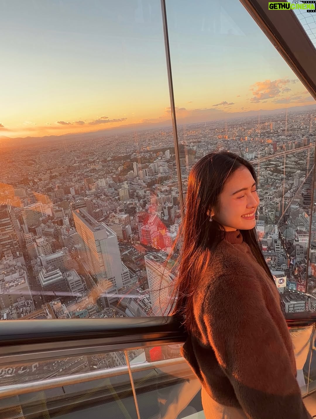 Sela Guia - 5K Likes - Merry Christmas everyone!!!🎄❤️🧸 throwback to Shibuya Sky vs me and my hair haha! 🤭 lots of Christmas love to you all!