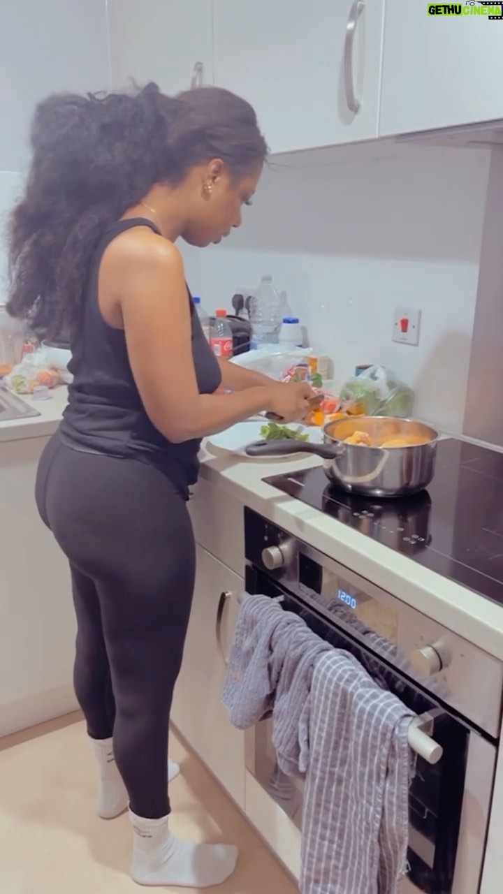 Selly Galley - 9.7K Likes - Home is where you make it 🏡🏘
I love the kitchen 🧑‍🍳 and my favourite assistant @prayetietia 😻
First time he’s prepared banku solely on his own 👏🏻 for eating he’s first in line 😆
Good times with coach @george1boateng and our man  @sarps_boateng 🍾😍
Music 🎵 by @kidimusic 
#uk 🇬🇧 #theFIAWOOS #MrsFiawoo #foodporn #foodinsta #foodi #amvca2022 #amvca8 #sellybritykitchen #shadowban