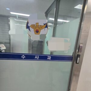 Seo Yu-ri Instagram - 안녕하세요. 서유리입니다.
오늘은 조금 무거운 주제의 이야기를 해볼까 합니다.

수년간 디시인사이드 숲(인터넷방송) 관련 커뮤니티에서 지속된 저에 대한 모 악성 유저의 모욕과 허위사실유포, 그리고 현재까지도 계속 진행중인 사이버 불링에 대해 말씀드리고자 합니다.

 그 악성 유저는 수천 건에 달하는 모욕적인 내용의 허위사실 유포 및 성희롱 등의 게시글을 디시인사이드 숲 관련 커뮤니티에 지속적으로 게재 해 왔습니다.
그리고 그 행위는 오늘까지도 진행중입니다.

 저는 해당 유저에게 여러 차례 경고를 했음에도 불구하고 해당 유저는 수위를 점점 높여가며 오히려 조롱 섞인 게시글을 올리는 등 악의적인 행태를 멈추지 않고 있습니다.

그동안 제 개인적인 사정으로 인해 대응이 어려웠던 점을 악용하여 그는 더욱 기세등등하게 저를 향한 온라인 스토킹과 명예훼손을 일삼았고 저는 결국 더는 묵과할 수 없다는 판단 하에 법적 조치를 진행하기로 결정하였습니다.

정당한 법의 절차를 통하여 반드시 책임을 묻겠습니다. 

그리고 익명성에 숨어 자신의 내적 갈등이나 결핍을 외부로 투사해 본인이 느끼는 결핍을 해소하려 했던 당신에게 꼭 하고 싶은 말이 있습니다. 

당신은 지금 이 순간에도 죄책감을 느끼지 못할 텐데요. 당신은 아직까지도 본인의 행동이 옳다고 생각할테니까요.

사회에서 인정받지 못하니 온라인상에서 그런 거동으로 살아가고 있겠죠. 논리적인 사고와 정확한 언어를 가지고 대화를 할 수 있는 사람이라면 저급한 언어를 가지고 상대를 일방적으로 비난하지 않겠죠. 

당신은 정신적으로 병든 사람입니다.
당신은 매우 비정상적이고 매우 멍청한 사람입니다. 당신이 말한대로 당신은 과연 무적이 될 수 있을까요?