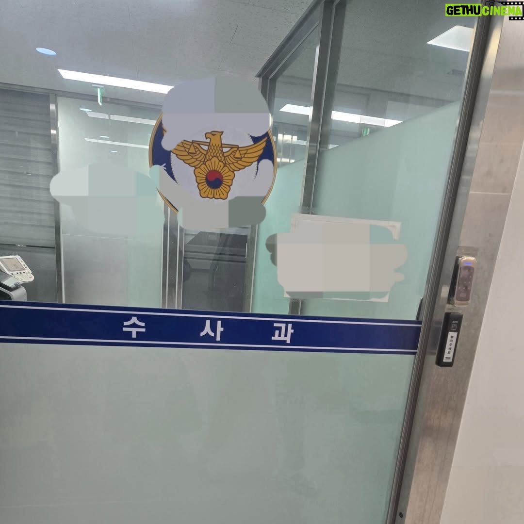 Seo Yu-ri - 3K Likes - 안녕하세요. 서유리입니다.
오늘은 조금 무거운 주제의 이야기를 해볼까 합니다.

수년간 디시인사이드 숲(인터넷방송) 관련 커뮤니티에서 지속된 저에 대한 모 악성 유저의 모욕과 허위사실유포, 그리고 현재까지도 계속 진행중인 사이버 불링에 대해 말씀드리고자 합니다.

 그 악성 유저는 수천 건에 달하는 모욕적인 내용의 허위사실 유포 및 성희롱 등의 게시글을 디시인사이드 숲 관련 커뮤니티에 지속적으로 게재 해 왔습니다.
그리고 그 행위는 오늘까지도 진행중입니다.

 저는 해당 유저에게 여러 차례 경고를 했음에도 불구하고 해당 유저는 수위를 점점 높여가며 오히려 조롱 섞인 게시글을 올리는 등 악의적인 행태를 멈추지 않고 있습니다.

그동안 제 개인적인 사정으로 인해 대응이 어려웠던 점을 악용하여 그는 더욱 기세등등하게 저를 향한 온라인 스토킹과 명예훼손을 일삼았고 저는 결국 더는 묵과할 수 없다는 판단 하에 법적 조치를 진행하기로 결정하였습니다.

정당한 법의 절차를 통하여 반드시 책임을 묻겠습니다. 

그리고 익명성에 숨어 자신의 내적 갈등이나 결핍을 외부로 투사해 본인이 느끼는 결핍을 해소하려 했던 당신에게 꼭 하고 싶은 말이 있습니다. 

당신은 지금 이 순간에도 죄책감을 느끼지 못할 텐데요. 당신은 아직까지도 본인의 행동이 옳다고 생각할테니까요.

사회에서 인정받지 못하니 온라인상에서 그런 거동으로 살아가고 있겠죠. 논리적인 사고와 정확한 언어를 가지고 대화를 할 수 있는 사람이라면 저급한 언어를 가지고 상대를 일방적으로 비난하지 않겠죠. 

당신은 정신적으로 병든 사람입니다.
당신은 매우 비정상적이고 매우 멍청한 사람입니다. 당신이 말한대로 당신은 과연 무적이 될 수 있을까요?